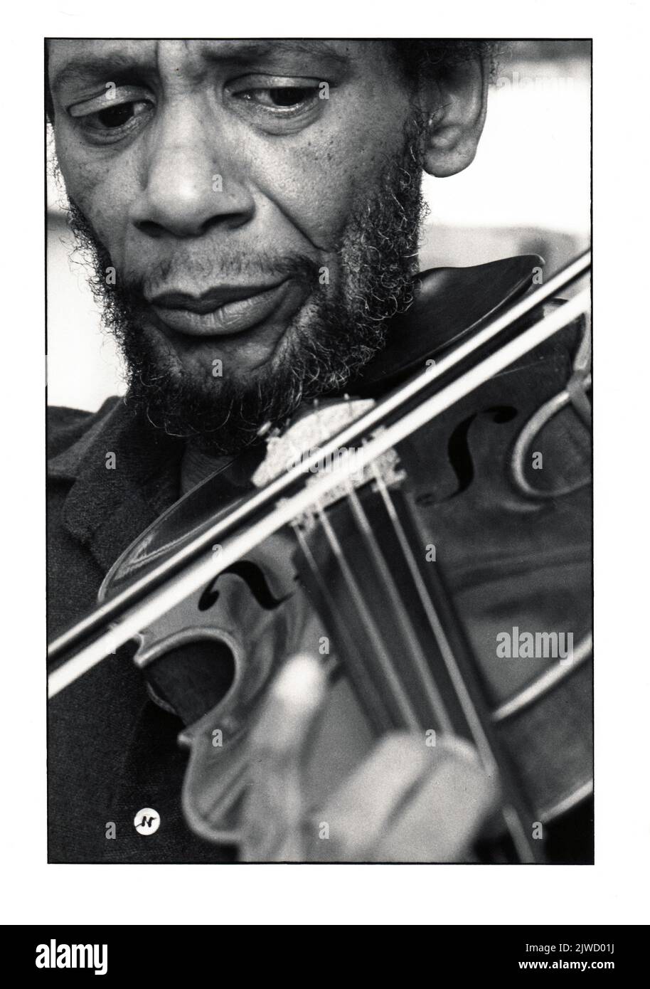 Un retrato de cerca de 1983 del violinista de jazz Leroy Jenkins en su estudio de Manhattan. Foto de stock