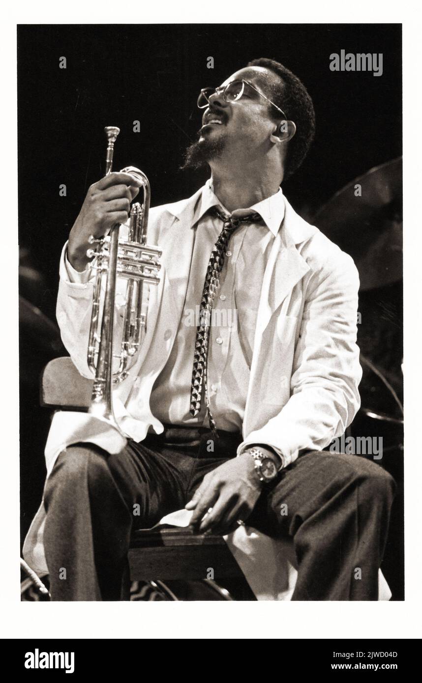 El trompetista de jazz Lester Bowie en el escenario de un concierto de Art Ensemble of Chicao en la ciudad de Nueva York, alrededor de 1983. Foto de stock