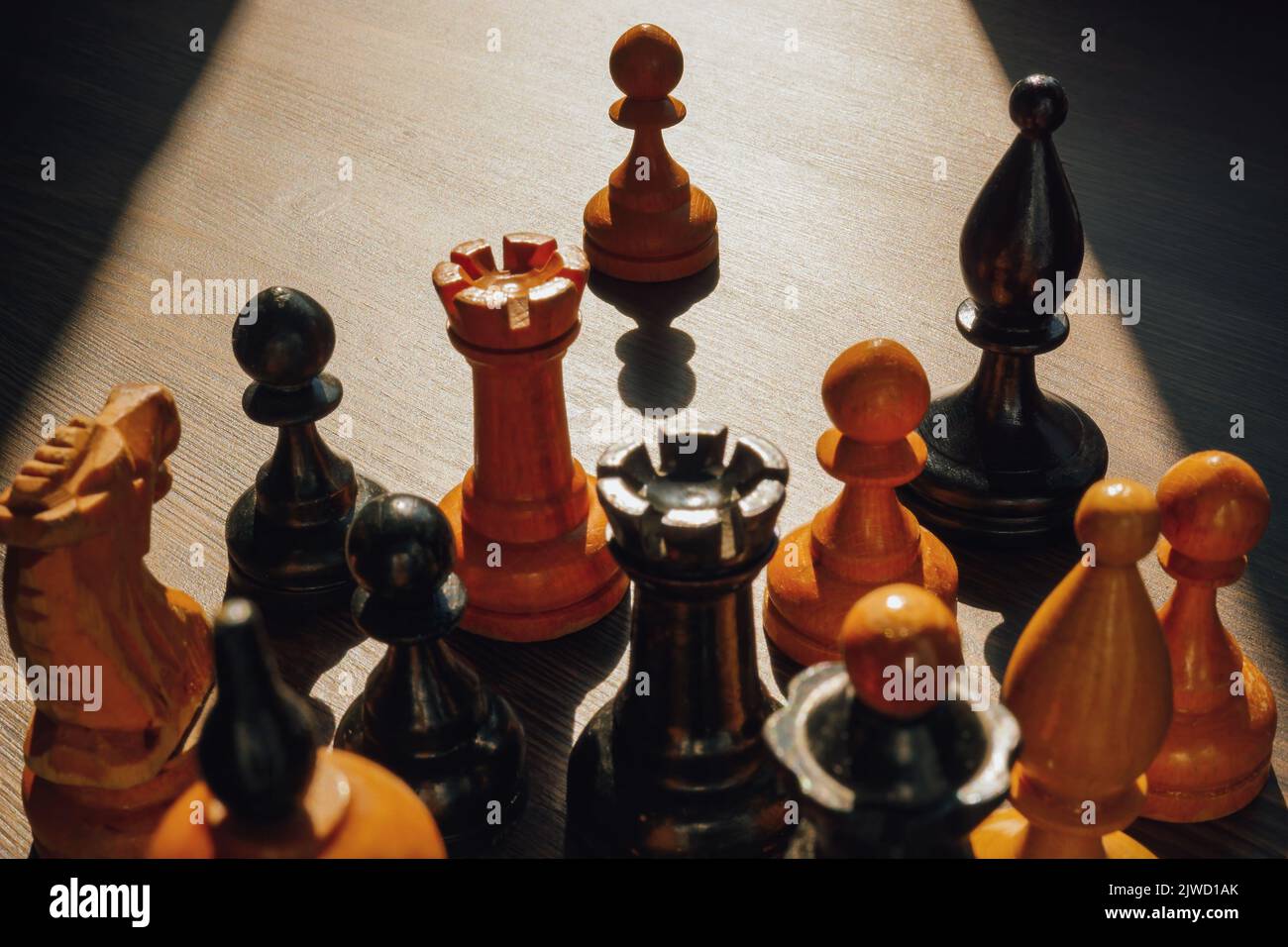 El peón como líder delante de las piezas de ajedrez. Foto de stock