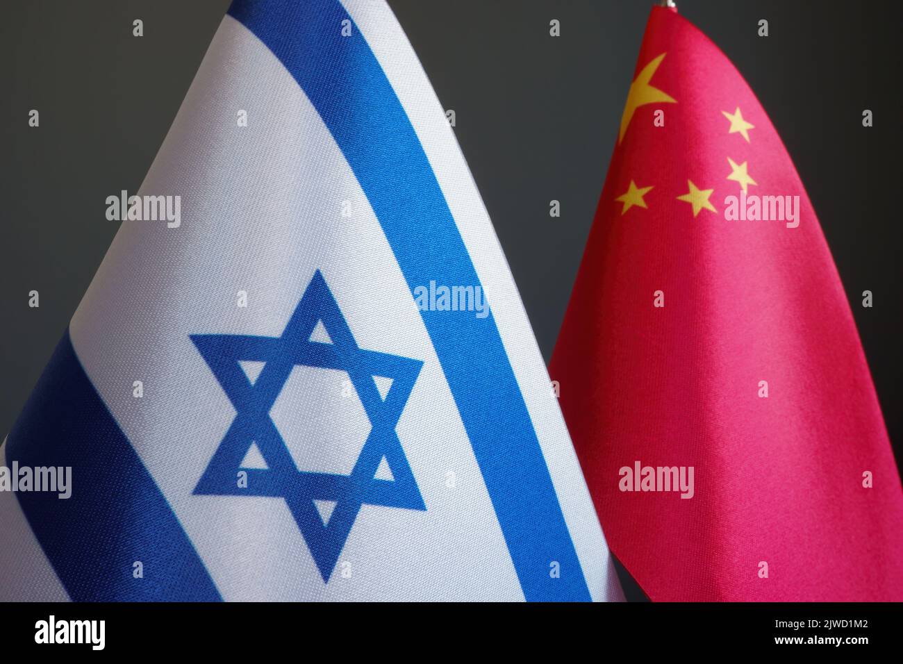 Cerca de las banderas de Israel y China. Foto de stock