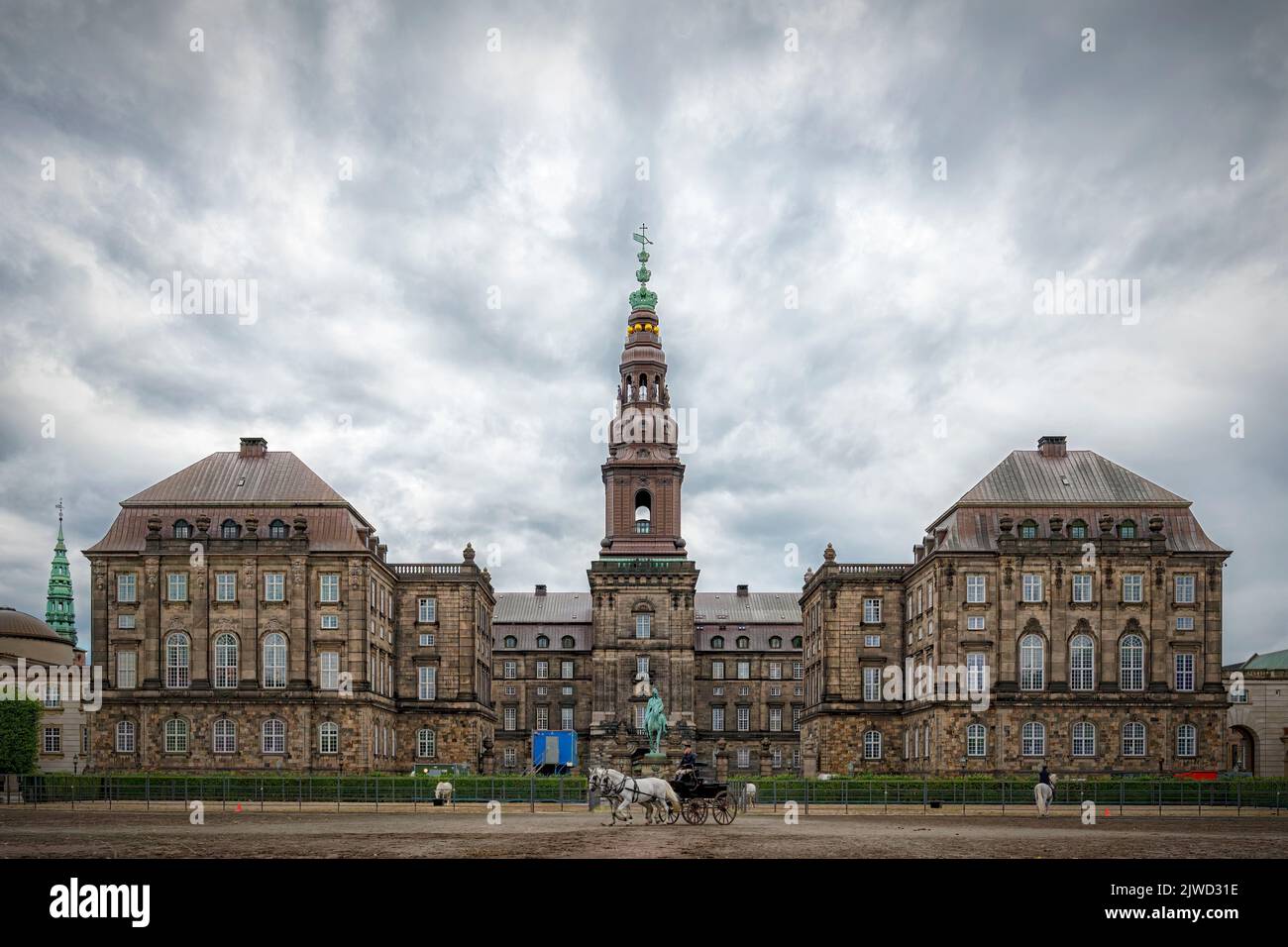 COPENHAGUE, DINAMARCA - 03 DE SEPTIEMBRE de 2022: Christiansborg Palace es un palacio y edificio gubernamental en la isleta de Slotsholmen en el centro de Copenhague, Foto de stock