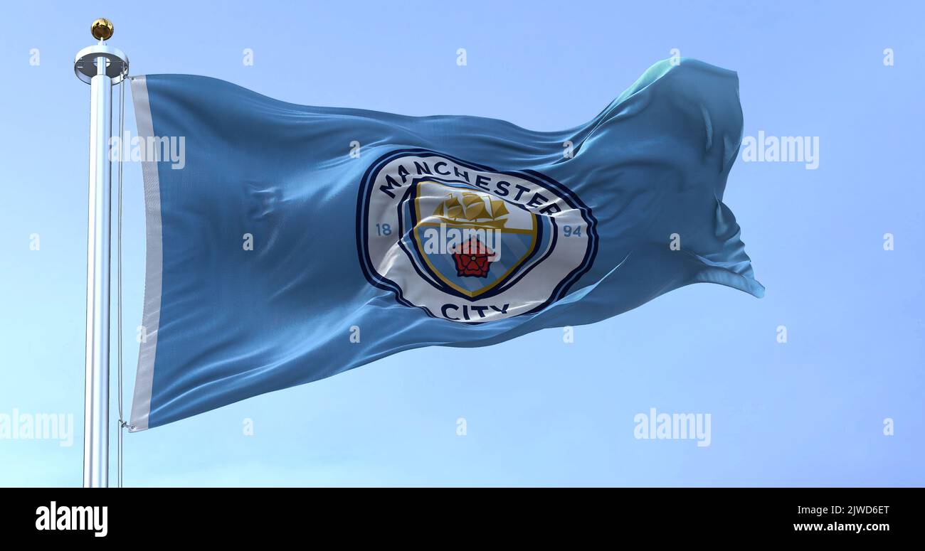 Manchester, Reino Unido, 2022 de mayo: La bandera del Manchester City Football Club ondeando en el viento. El Manchester City es un club de fútbol inglés con sede en Mancheste Foto de stock