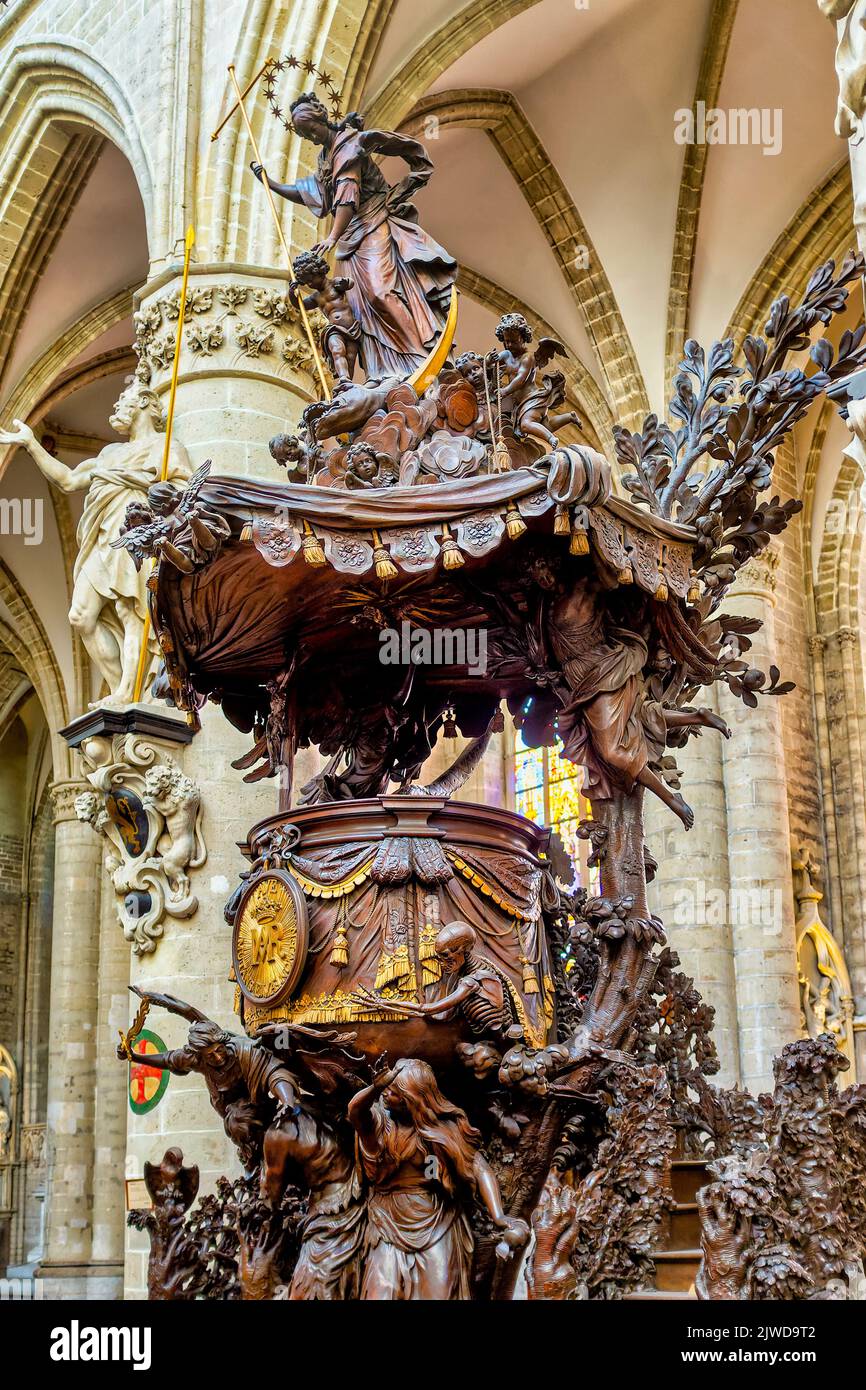 El púlpito barroco por Hendrik Frans Verbruggen en la Catedral de San Miguel y Santa Gudula, Bruxelles, Bélgica Foto de stock