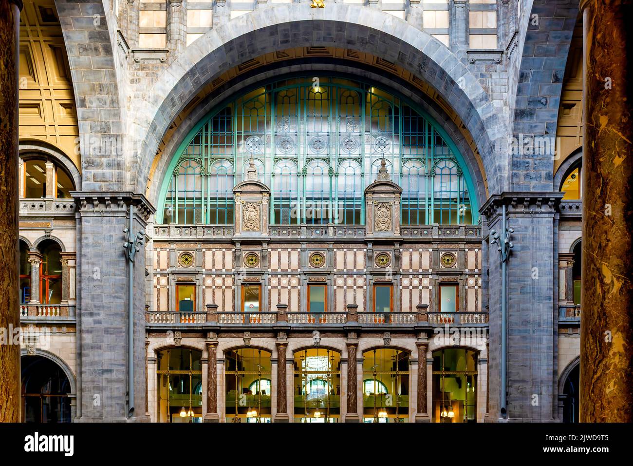 El hall de entrada a la estación de tren Antwerpen-Centraal, Amberes, Flandes, Bélgica Foto de stock
