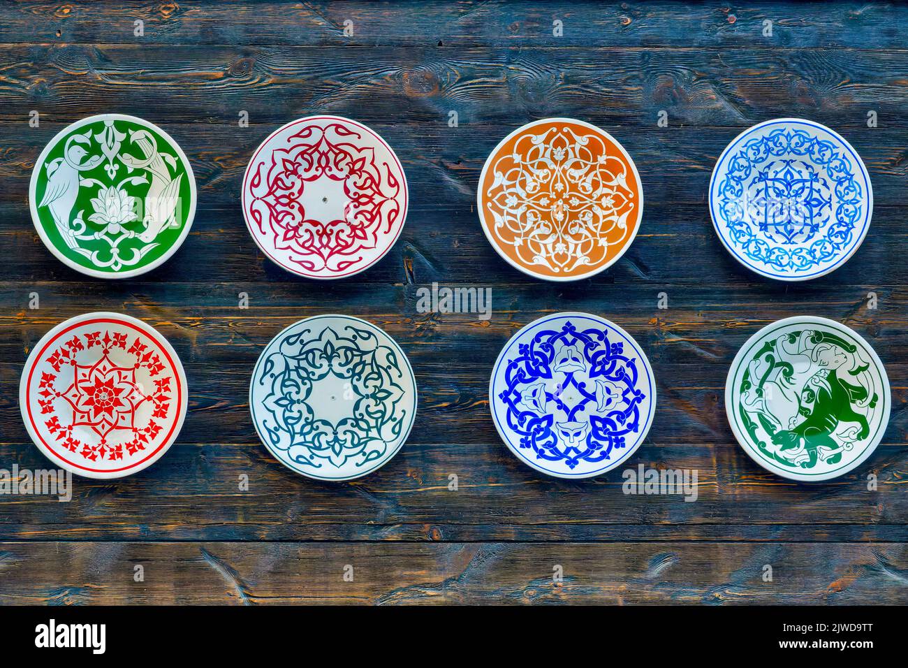 Platos azerbaiyanos con diseños tradicionales Foto de stock