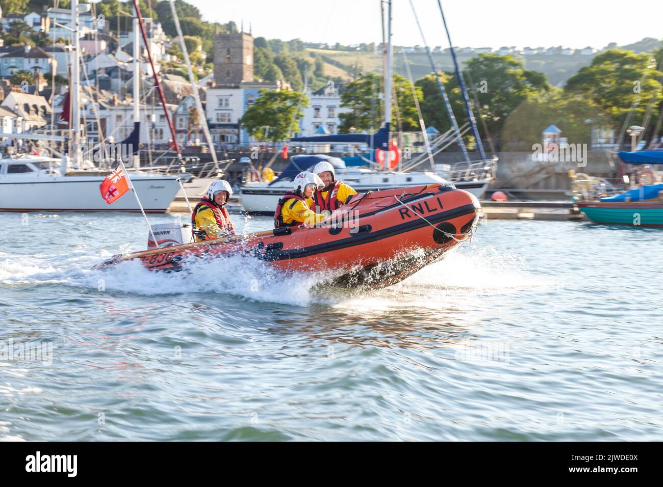 Un equipo de rescate del RNLI practicando en el río Dart, Dartmouth Foto de stock