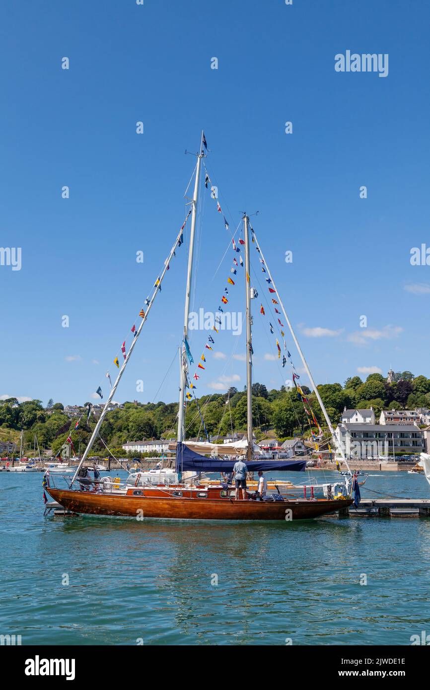 un clásico velero de madera en el río Dart en el puerto de Dartmouth. Foto de stock