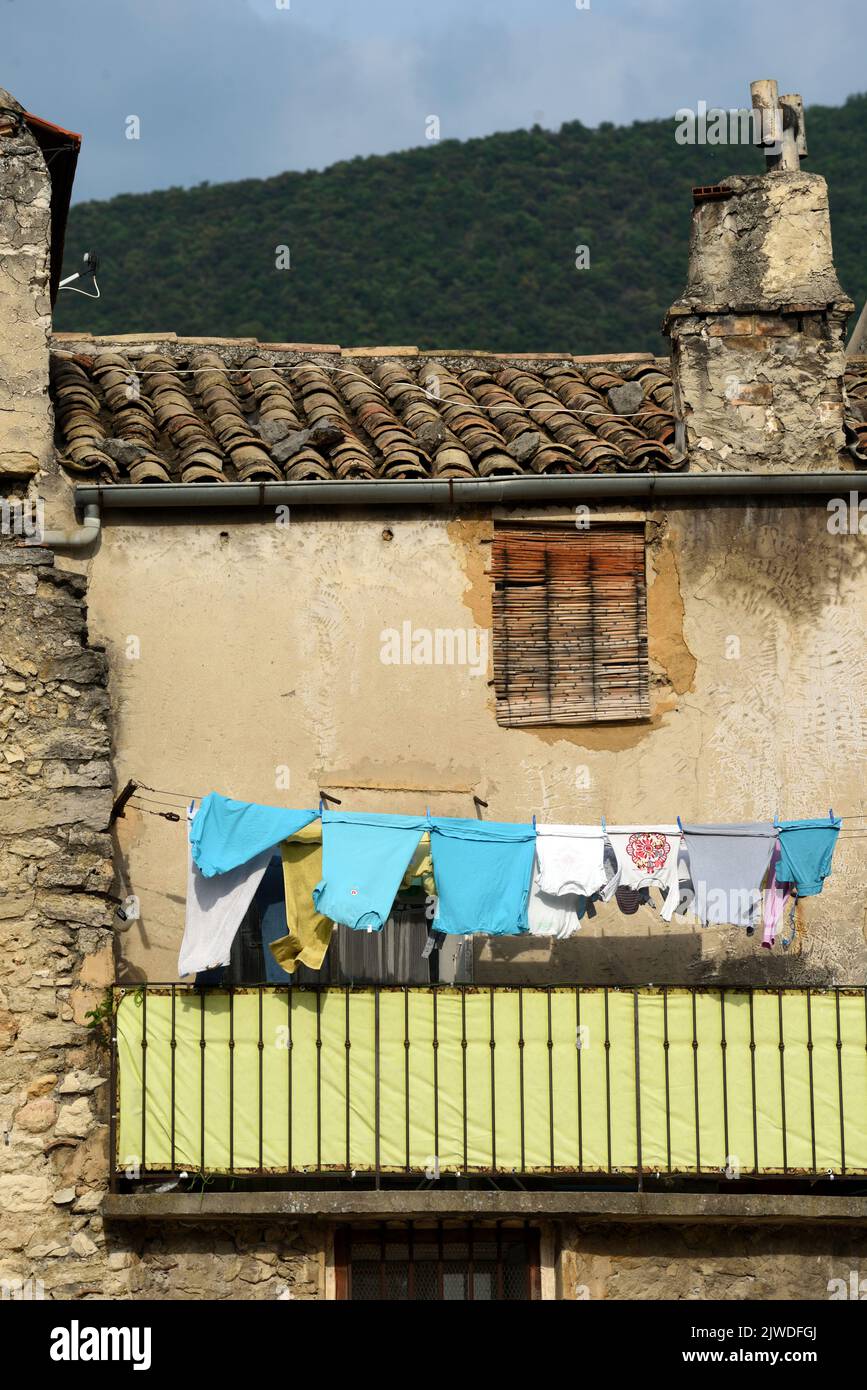 Lavandería o lavado Colgante en línea de lavado o línea de ropa en el casco antiguo de Nyons Drôme Provence Francia Foto de stock