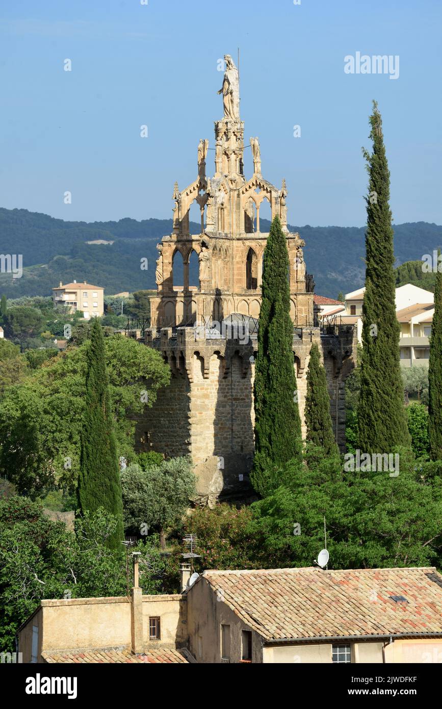 Campanario gótico y la Capilla en la cima de la Tour Randonne Nyons Drôme Provenza Francia Foto de stock