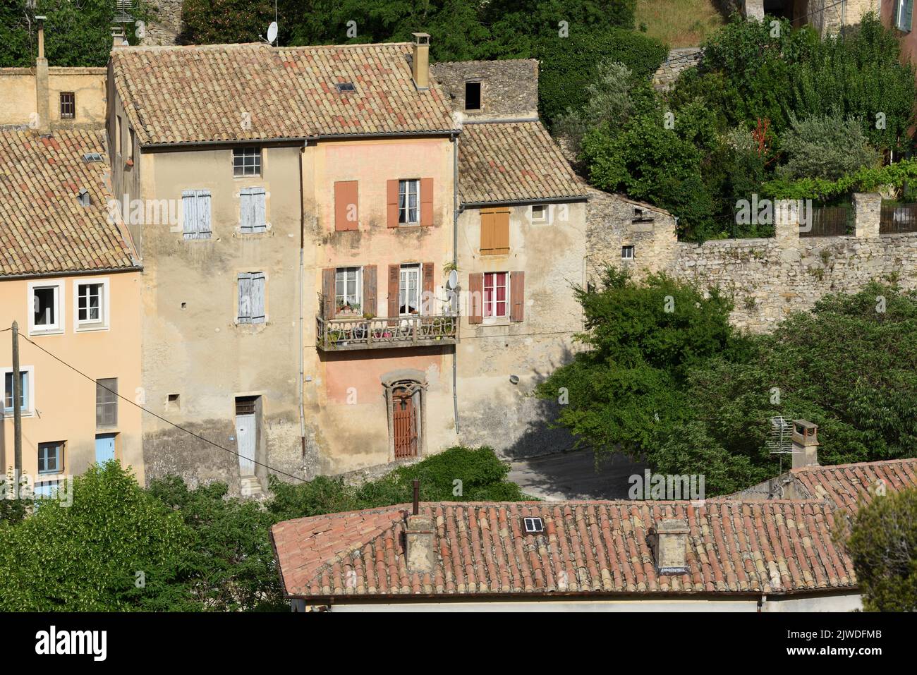 Vista sobre las casas antiguas en el casco antiguo o el distrito histórico de Nyons Drôme Provence Francia Foto de stock