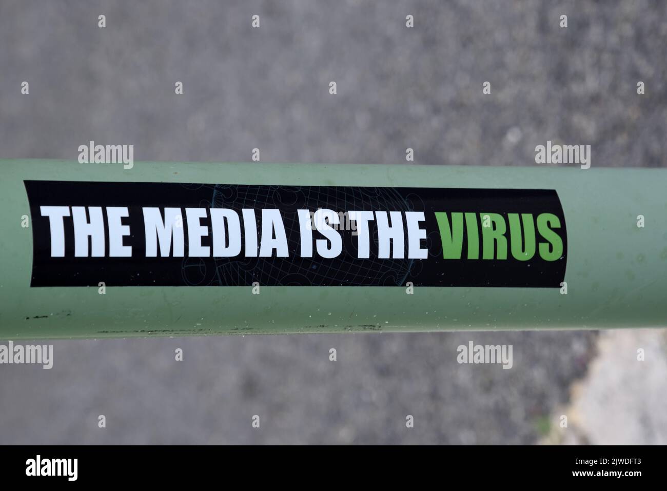 Los medios de comunicación son el eslogan de Virus Fake News Foto de stock