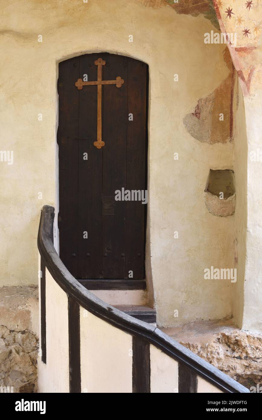 Antigua puerta de madera, puerta o entrada a la capilla pintada de c16th de Notre Dame de Benva Lorgues Var Provence Francia Foto de stock