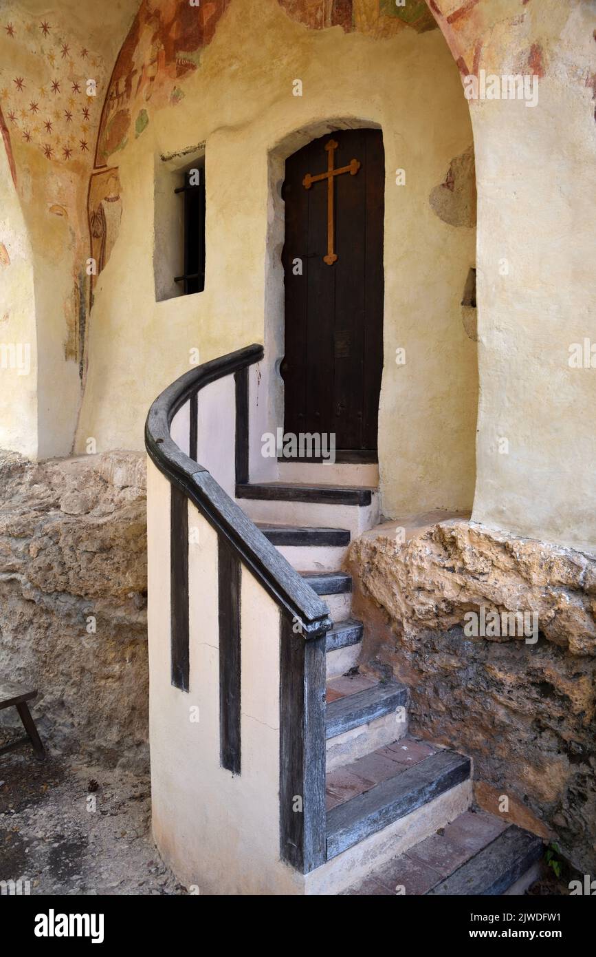 Escalera exterior, escalones o escaleras de la Chapelle o c16th Capilla Notre Dame de Benva Lorgues Var Provence Francia Foto de stock