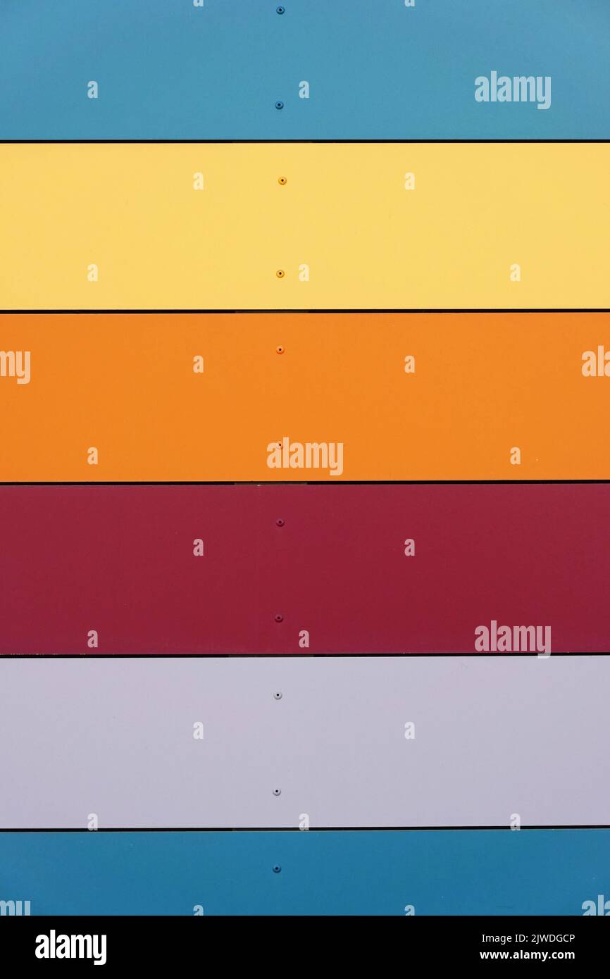revestimiento de pared multicolor con paneles horizontales Foto de stock
