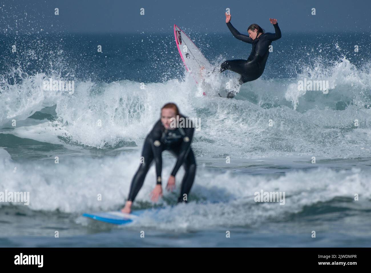 La acción salvaje del surf en Fistral en Newquay en Cornwall en el Reino Unido. Foto de stock