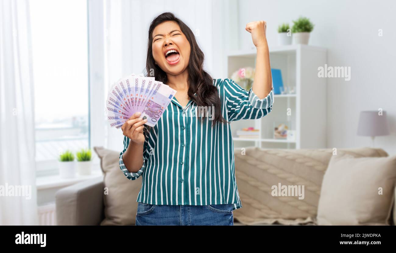 mujer feliz con dinero celebrando el éxito Foto de stock
