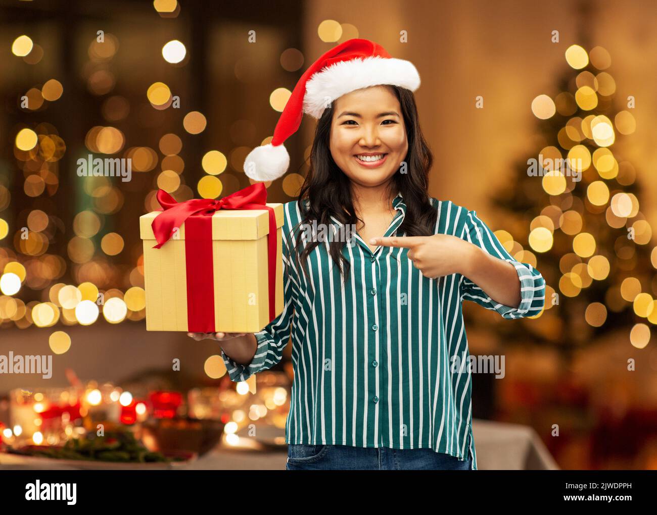 Mujer feliz con su regalo de Navidad en casa Foto de stock
