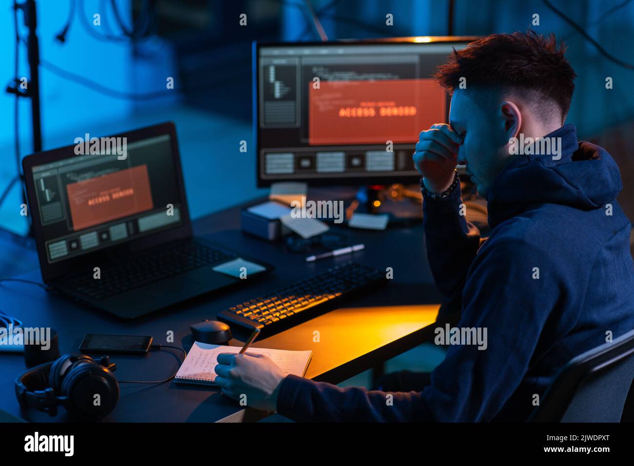Hacker utilizando virus informático para ataque cibernético Foto de stock
