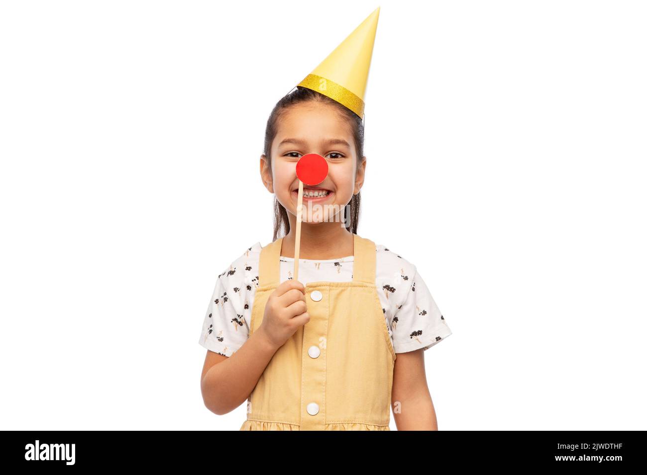 Chica en Disfraz de payaso con nariz roja a divertirse en carnaval  Fotografía de stock - Alamy