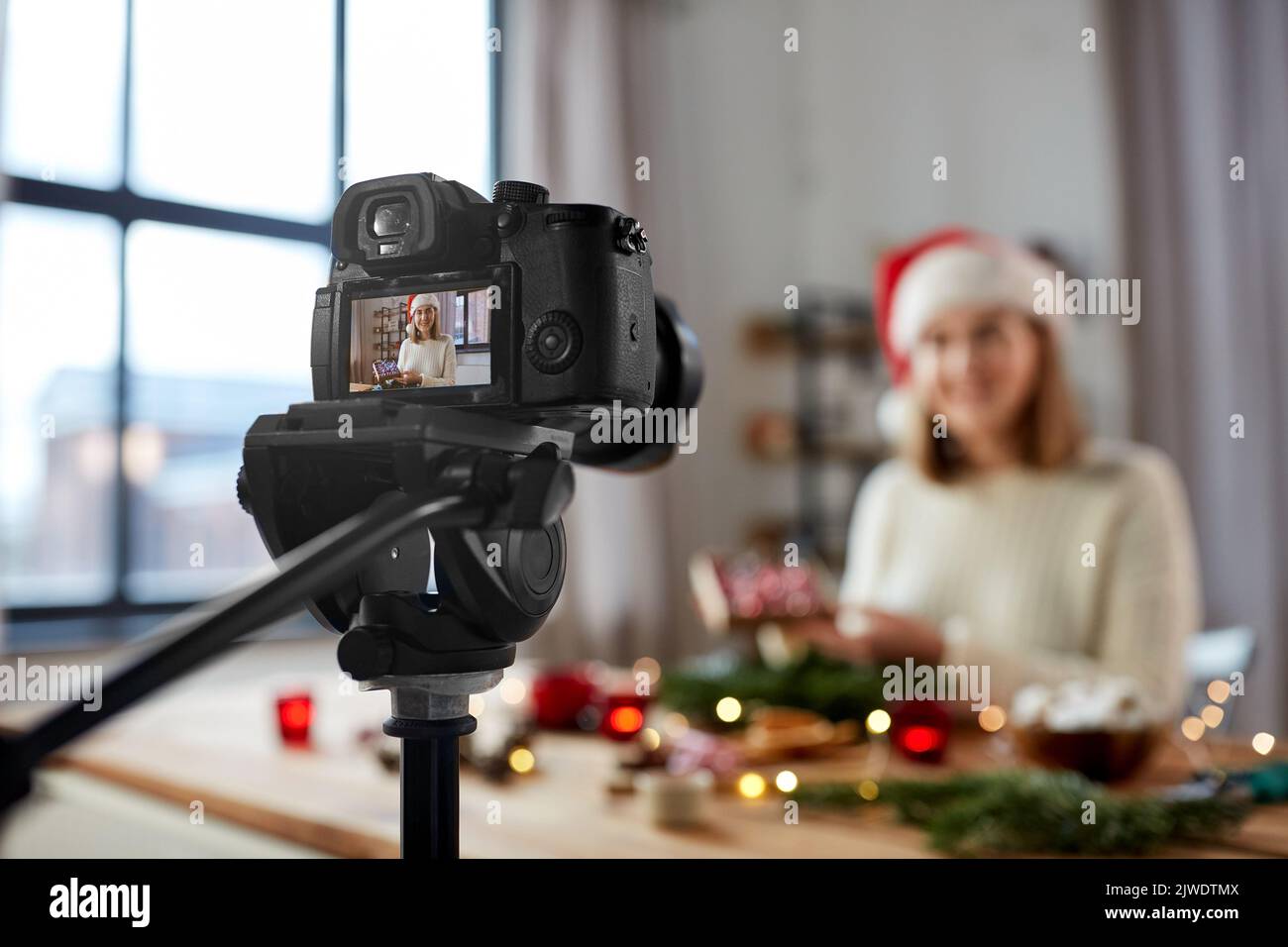 cámara mujer grabación con bolas de navidad Foto de stock