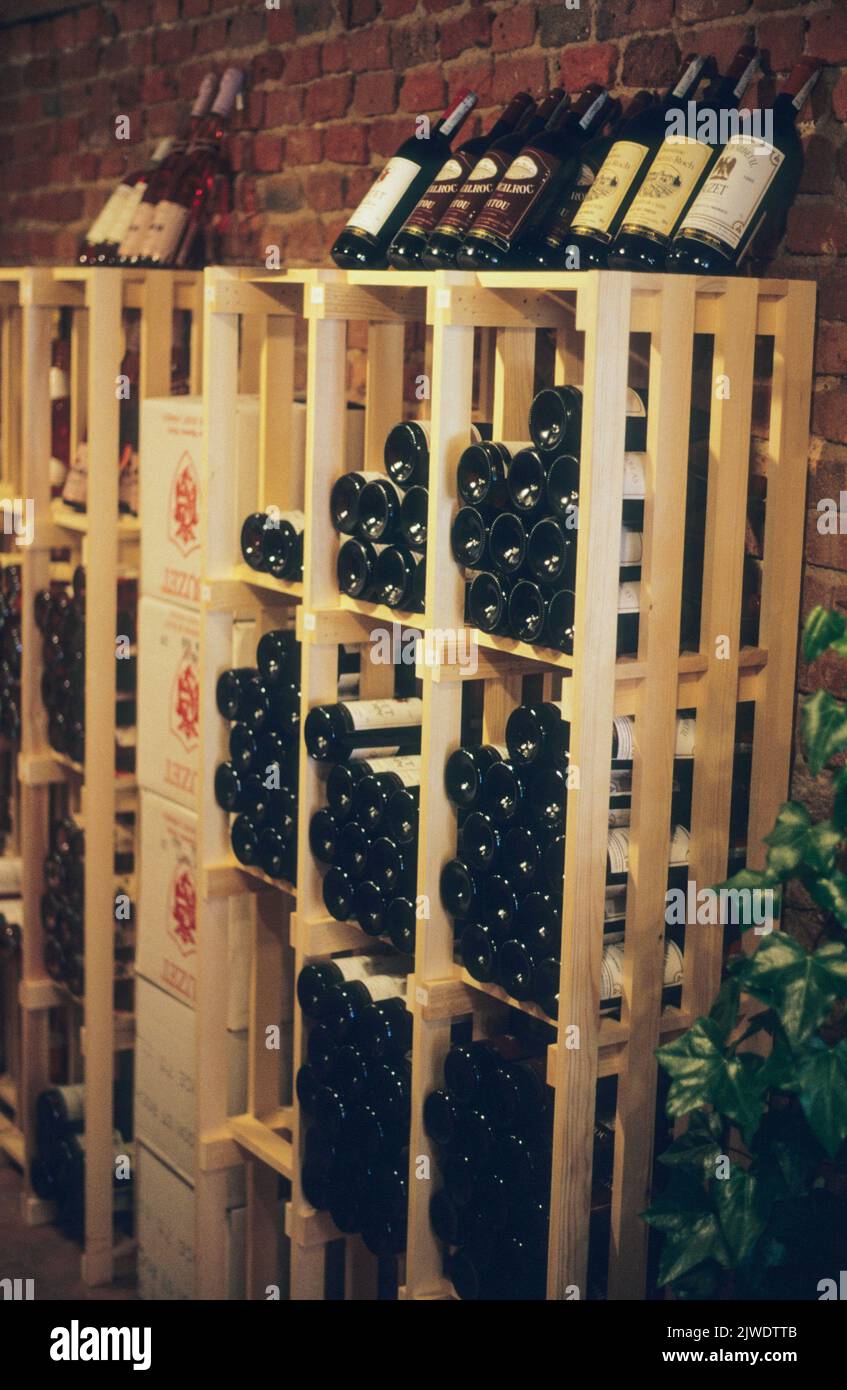 DINAMARCA Helsingör botellas de vino en la tienda de vinos para la venta Foto de stock
