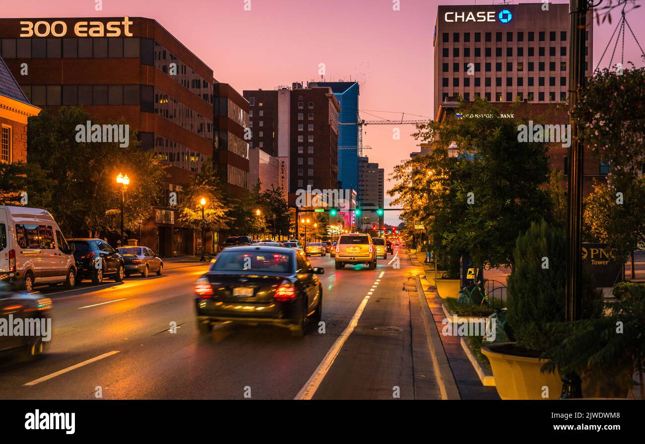 Lexington, Kentucky, 16 de octubre de 2016: Tráfico nocturno en Main Street en el centro de Lexington, Kentucky Foto de stock