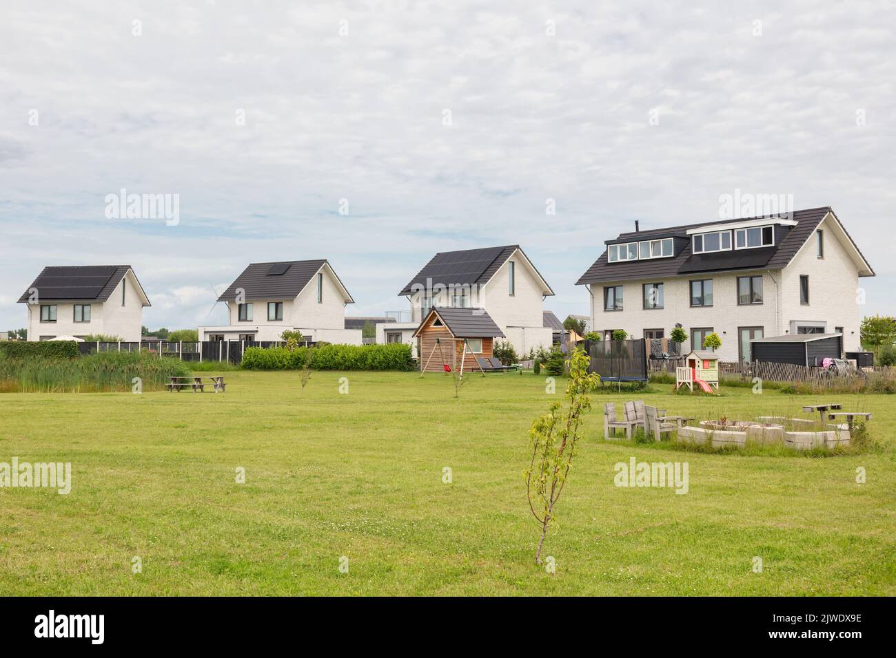 Las nuevas casas de la familia holandesa en una localización del vinex en Almere Oosterwold, los Países Bajos Foto de stock