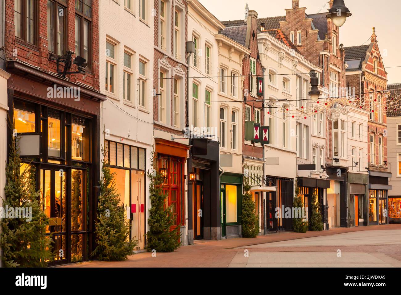 La famosa calle comercial holandesa Hinthamerstraat con decoración navideña en diciembre en Den Bosch, Holanda Foto de stock