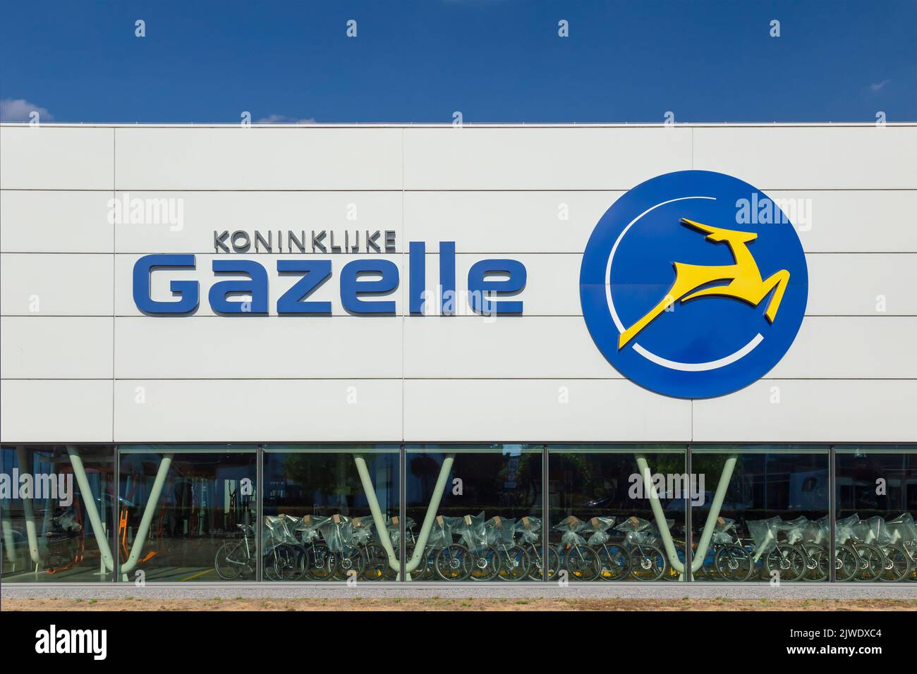 Vista en la fábrica de bicicletas eléctricas Gazelle en Dieren con logo y texto holandés para 'Royal Gazelle' en Dieren Foto de stock