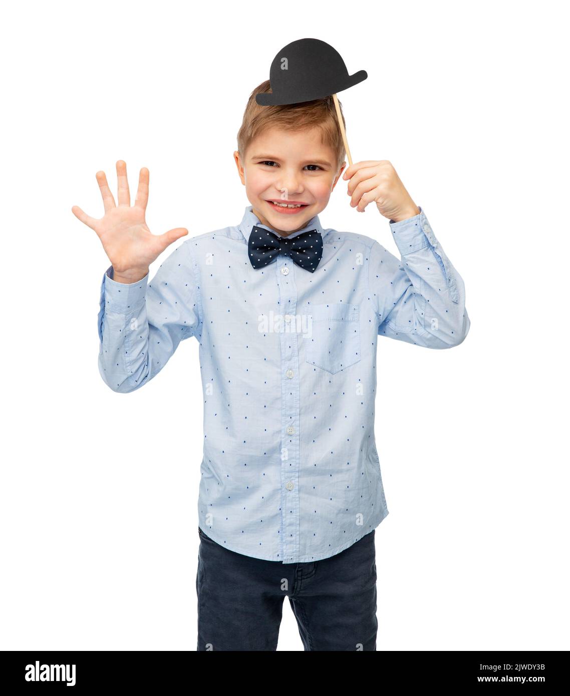 niño con accesorios de fiesta de cumpleaños y sombrero de bowler Foto de stock
