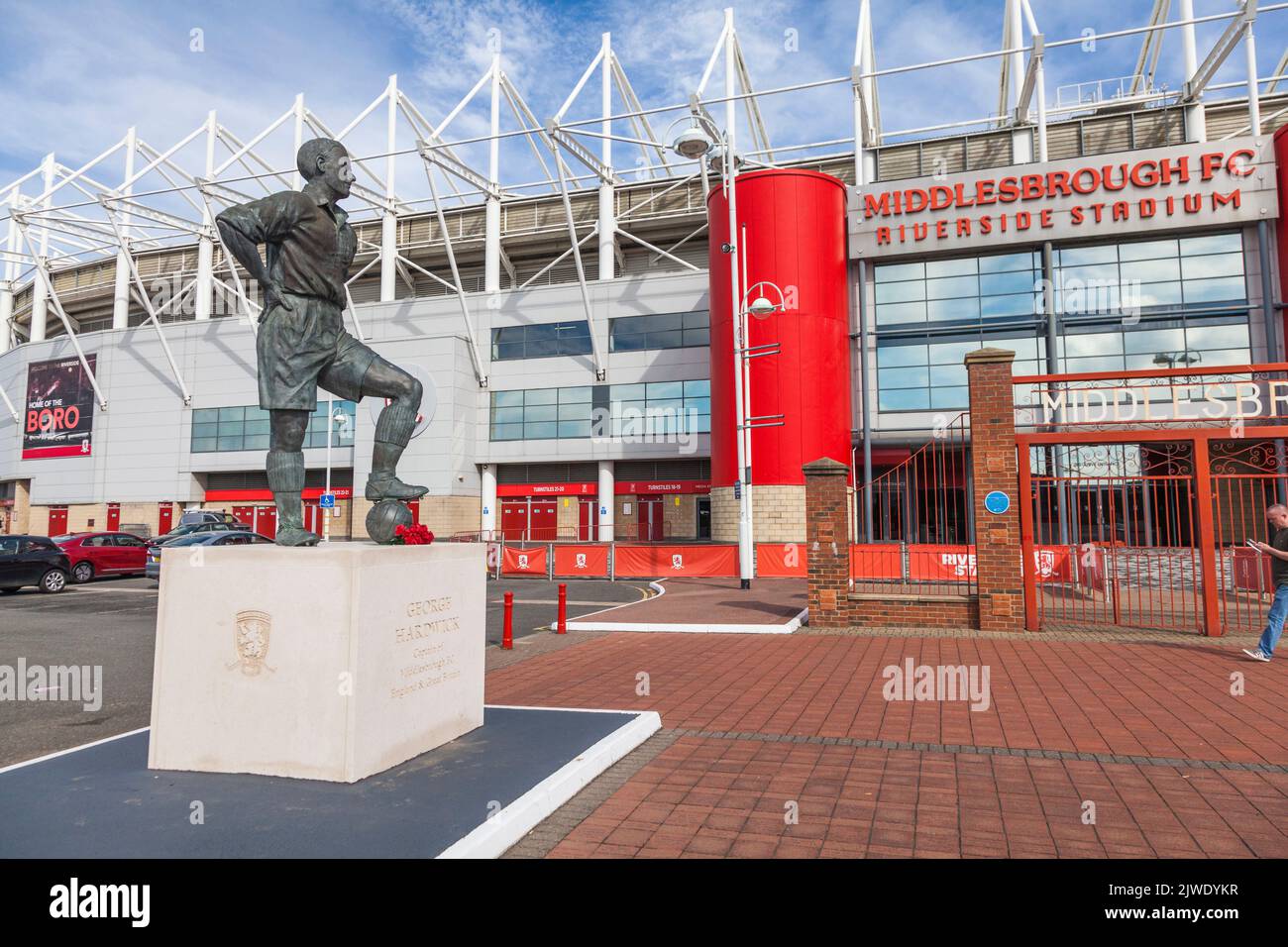 El estadio Riverside, sede del Middlesbrough Football Club, Inglaterra, Reino Unido. Estatua del antiguo jugador George Hardwick. Foto de stock