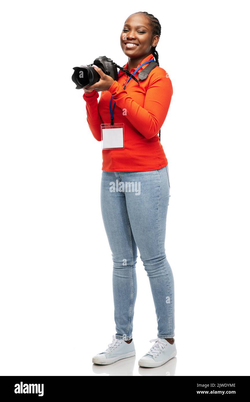 mujer fotógrafa con cámara e identificación de conferencia Foto de stock