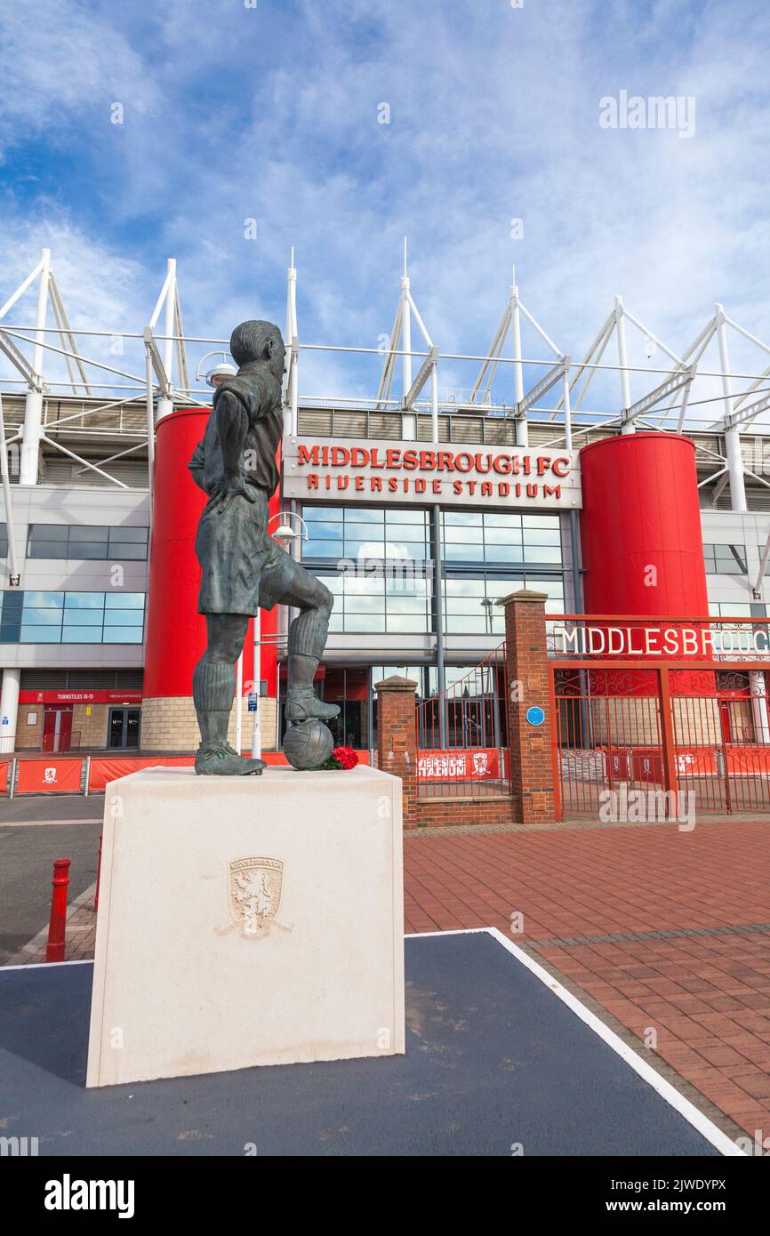 El estadio Riverside, sede del Middlesbrough Football Club, Inglaterra, Reino Unido. Estatua del antiguo jugador George Hardwick. Foto de stock