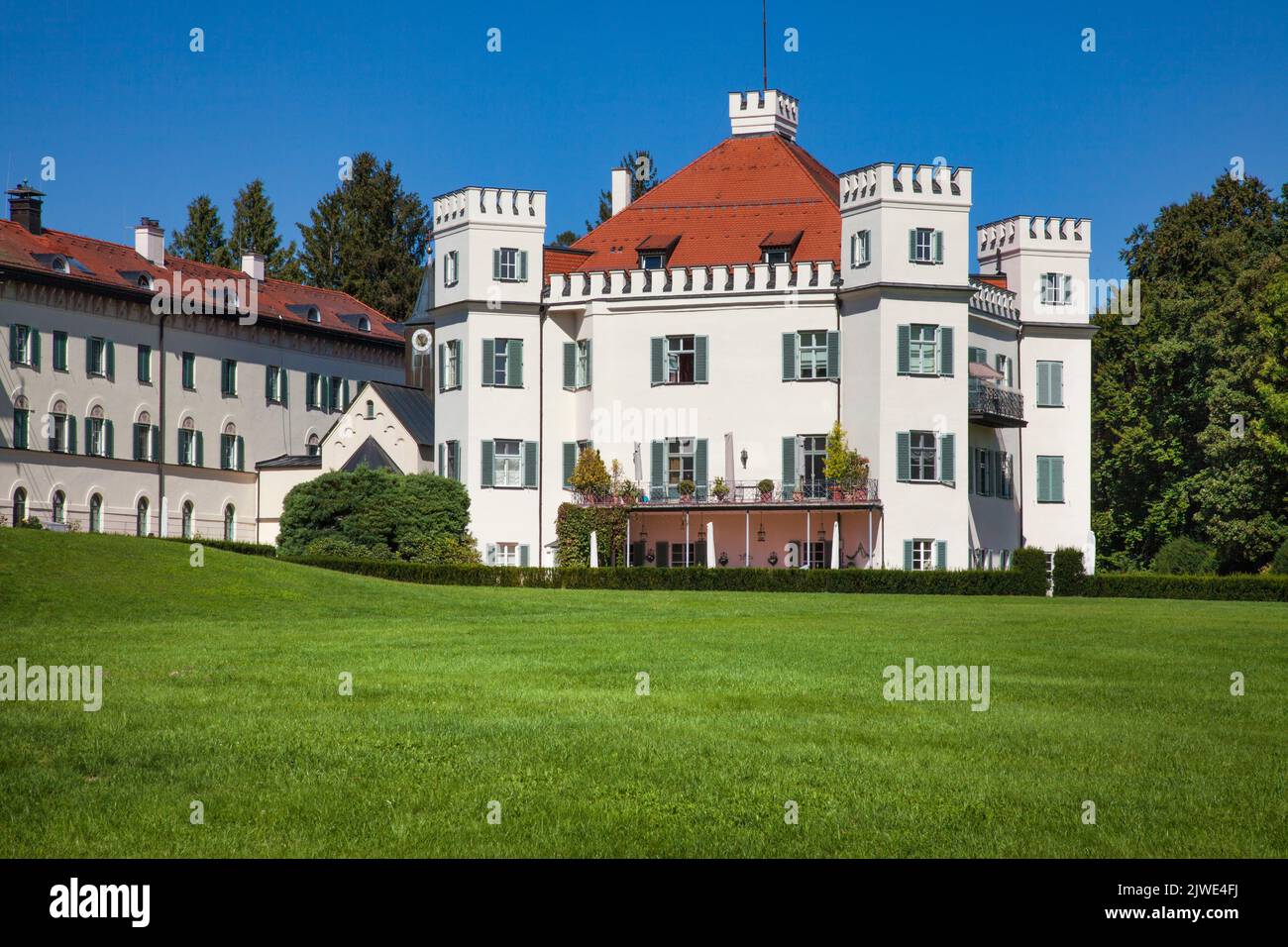 DE - BAVIERA: Schloss Possenhofen a lo largo de las orillas del lago Starnberg visto desde un sendero público Foto de stock