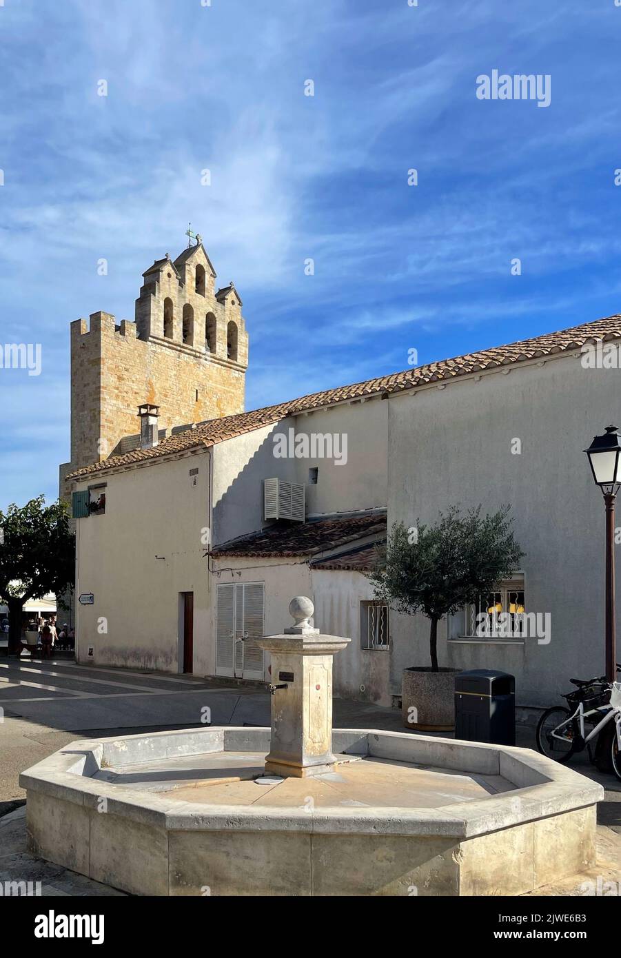 Fuente de agua frente a la Iglesia de Notre Dame De la Mer, Saintes