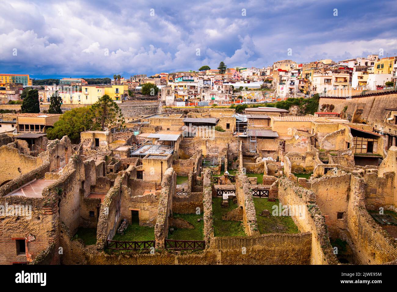Ercolano, Italia sobre las antiguas ruinas romanas de Herculano. Foto de stock