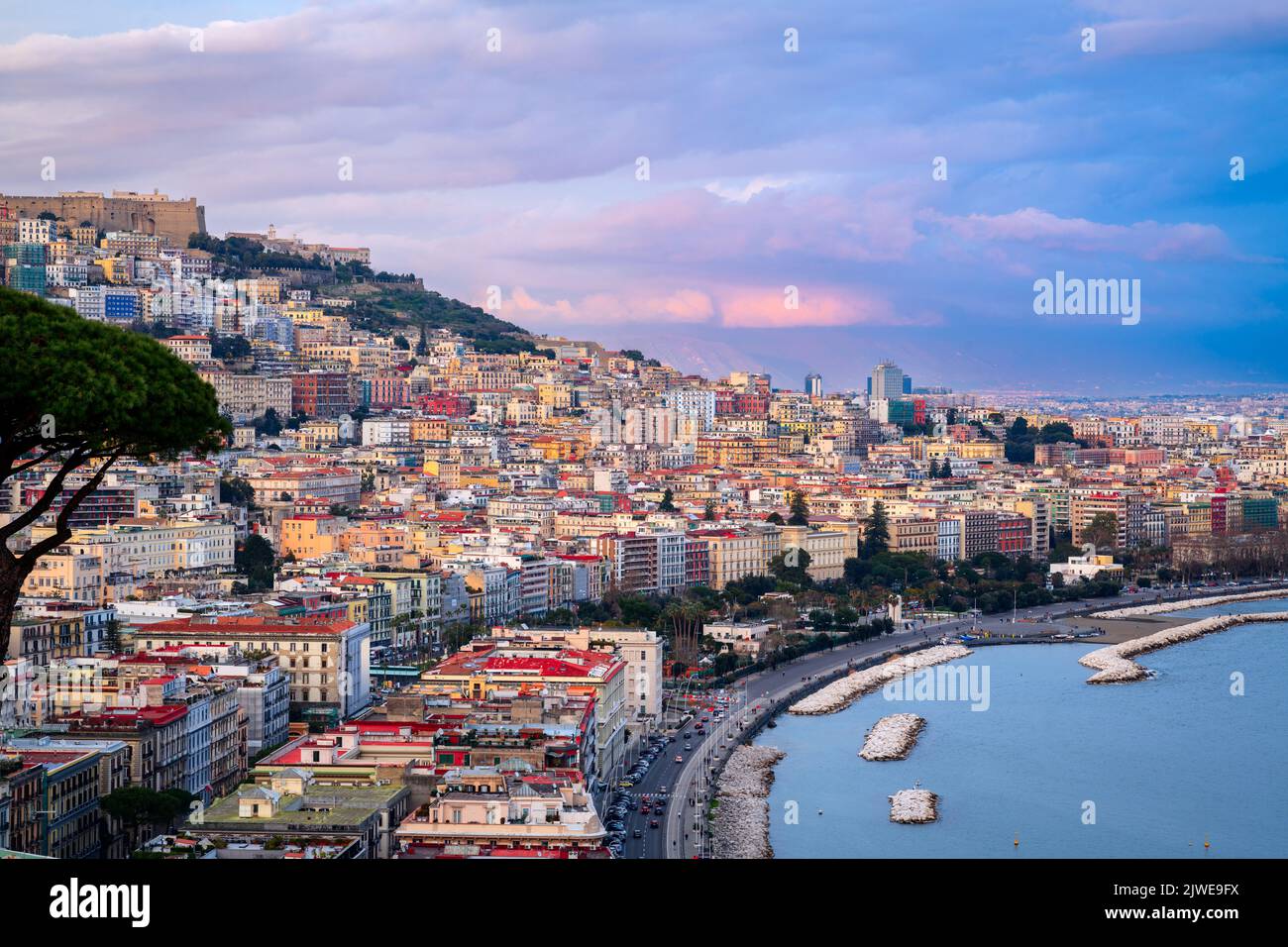 Nápoles, Italia a lo largo del Golfo de Nápoles al atardecer. Foto de stock