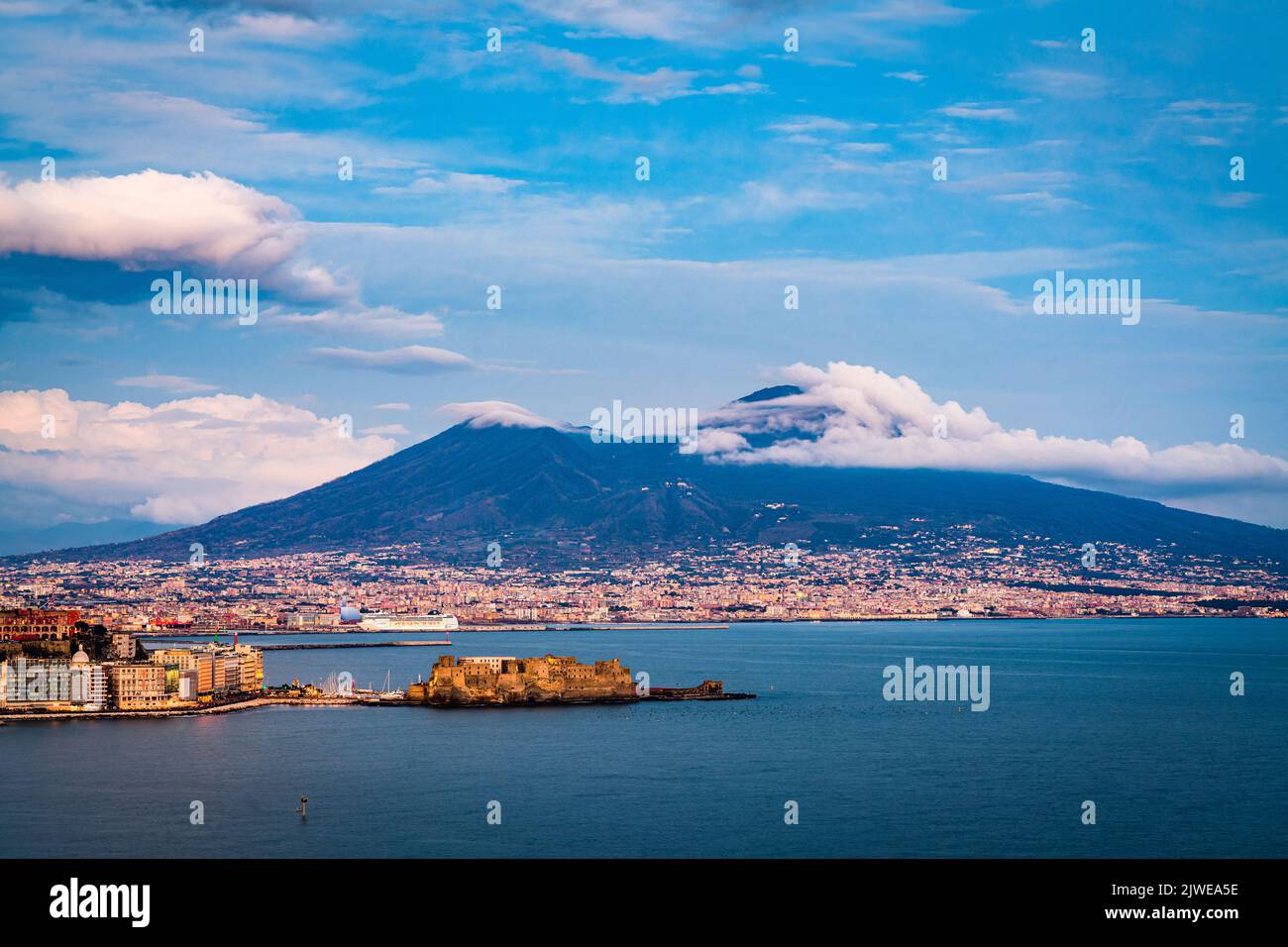 Mt. Vesubio, Nápoles, Italia sobre la bahía de Nápoles al atardecer. Foto de stock
