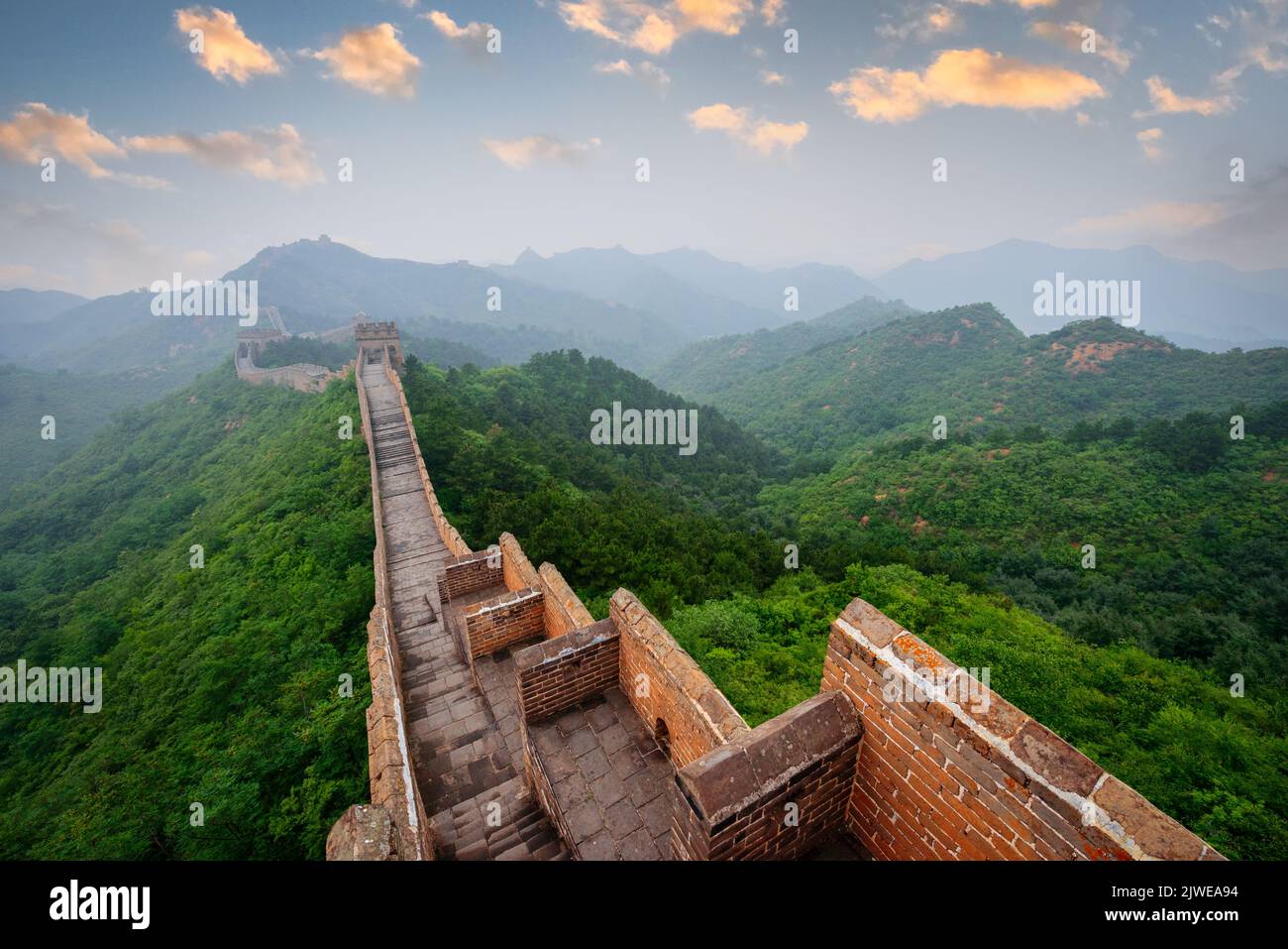 La Gran Muralla de China en la sección tour caminando Jinshanling al anochecer. Foto de stock