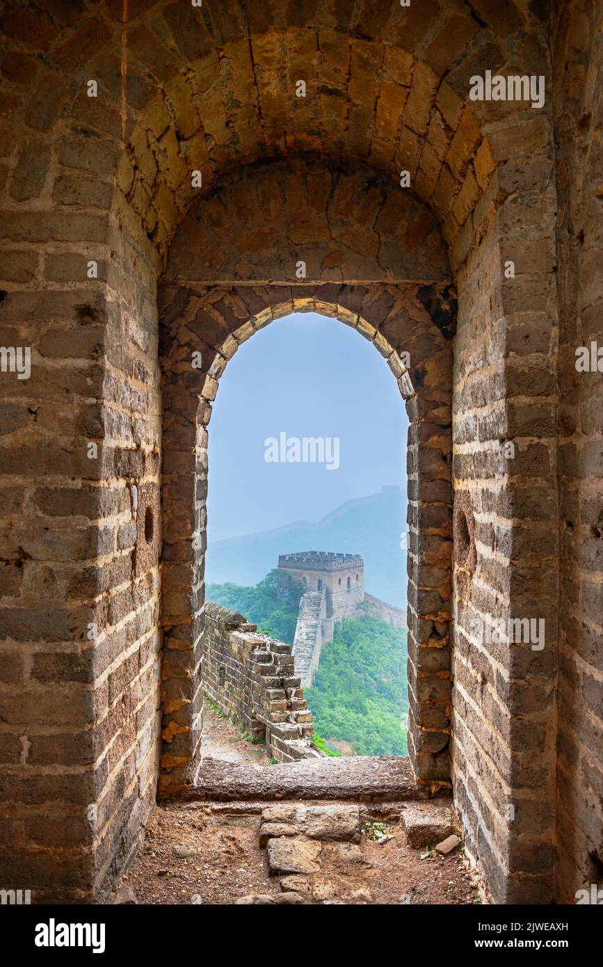 Gran Muralla China vista desde dentro de una torre vigía. Foto de stock
