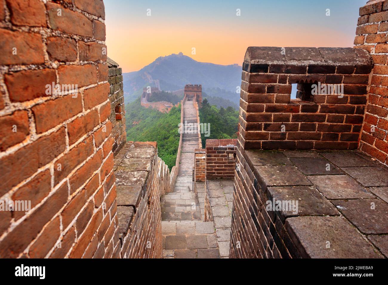 Gran Muralla China vista desde dentro de una torre vigía. Foto de stock