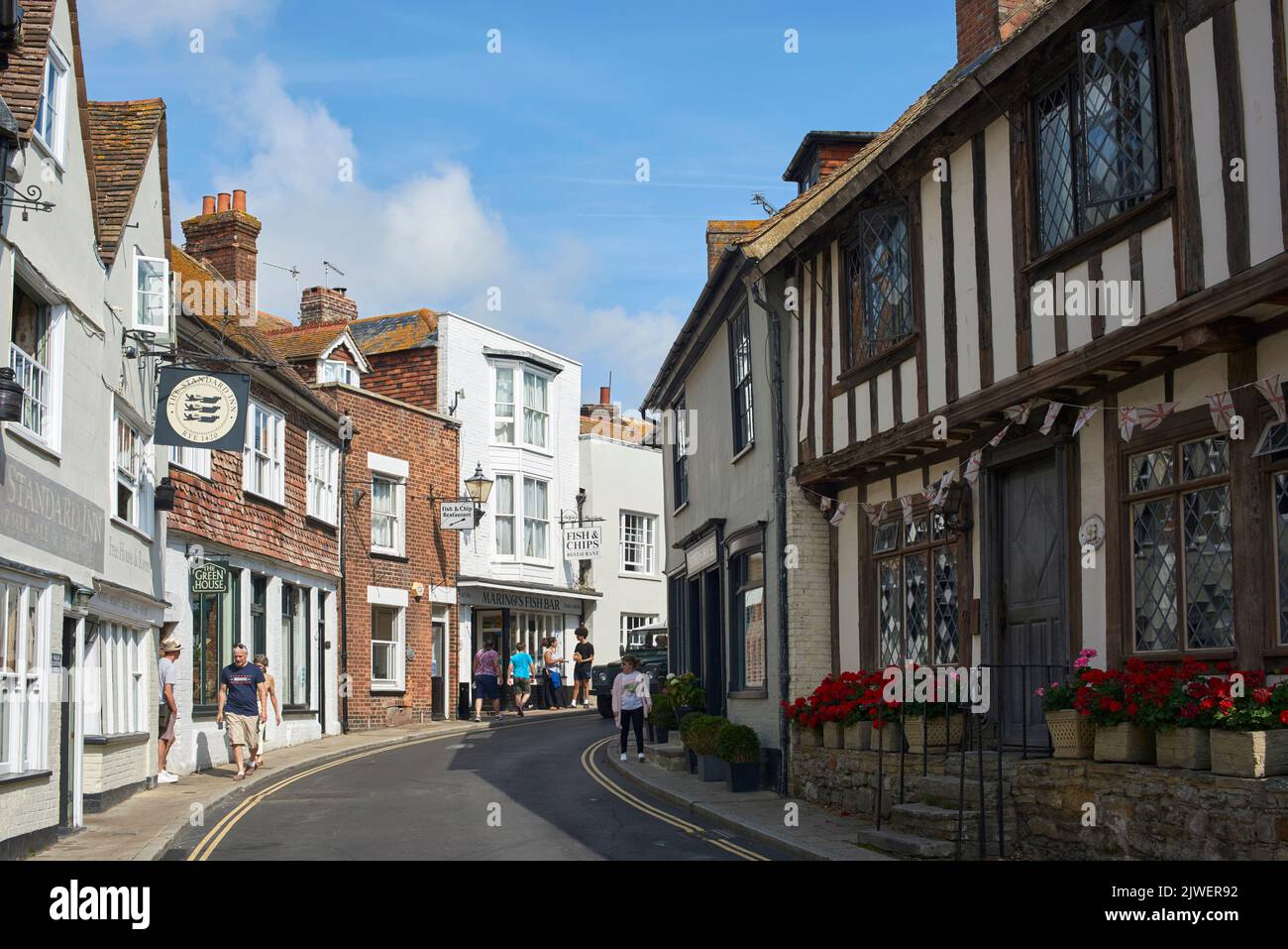 Casas antiguas y restaurantes a lo largo de la Mint en la ciudad de Rye, East Sussex, South East England Foto de stock