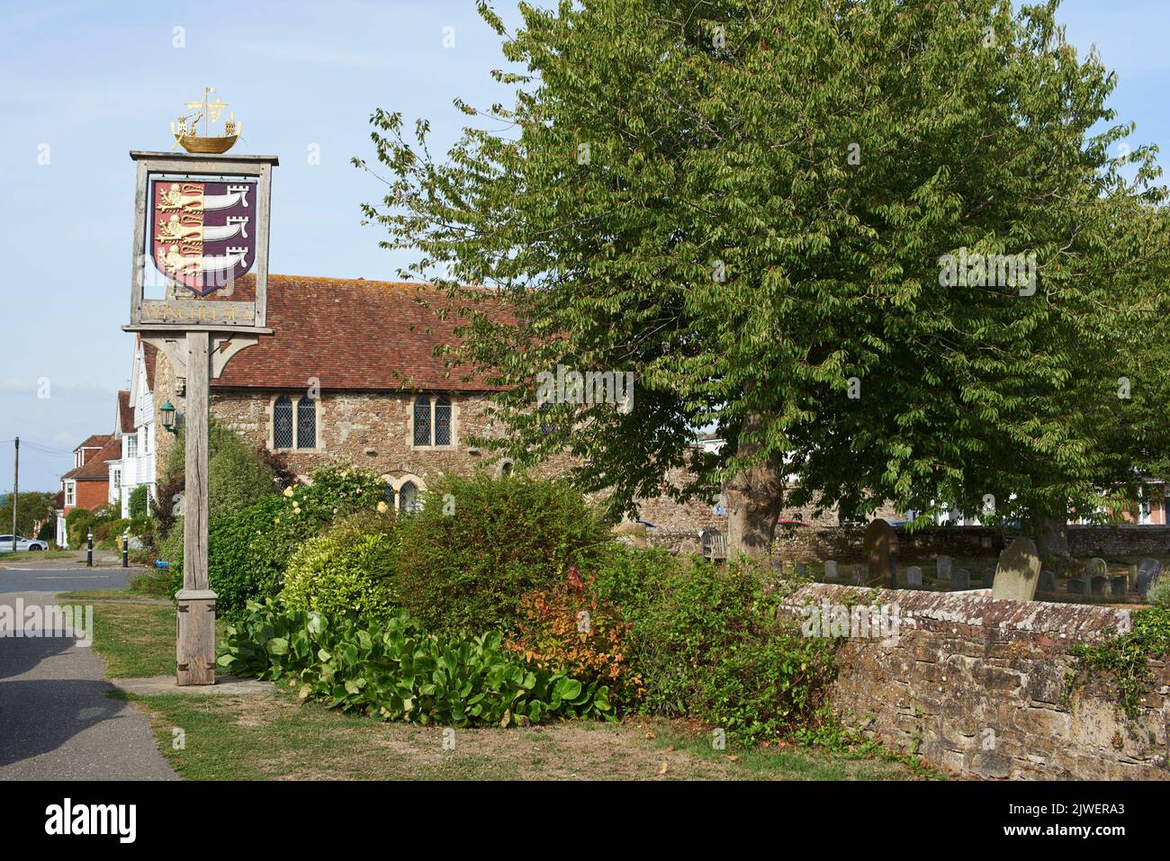 La histórica ciudad de Winchelsea, East Sussex, South East England, desde German Street, con el Court Hall Museum al fondo Foto de stock