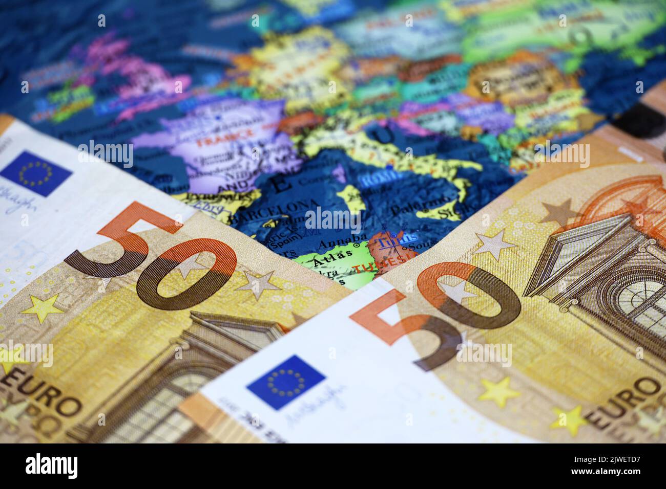Billetes en euros en el mapa de Europa. Concepto de Eurozona, economía europea, mercado de valores en la UE Foto de stock