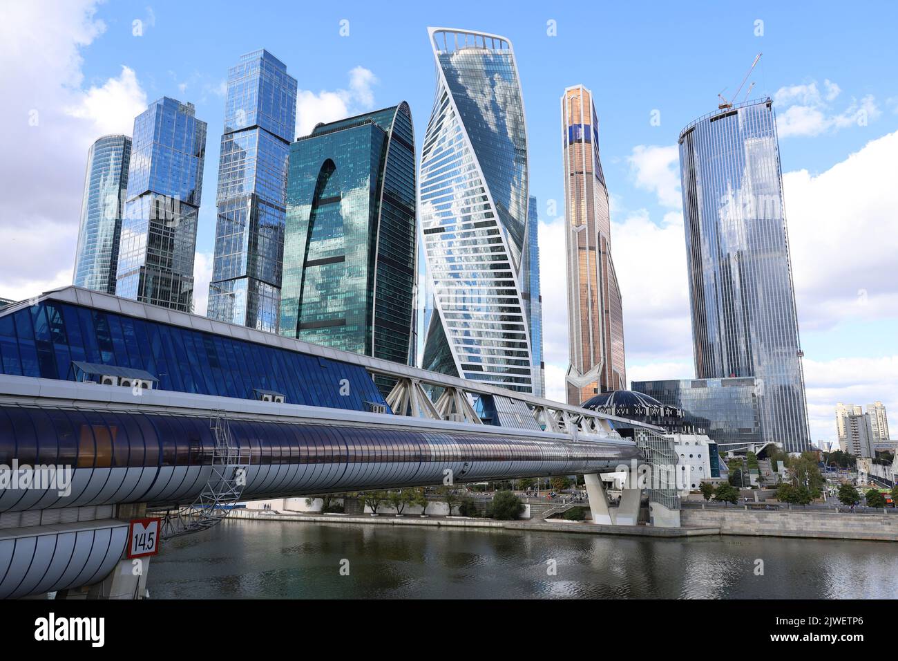 Vista a los rascacielos de la ciudad de Moscú, el puente Bagration y el río Moscú. Centro de negocios internacional, economía rusa Foto de stock