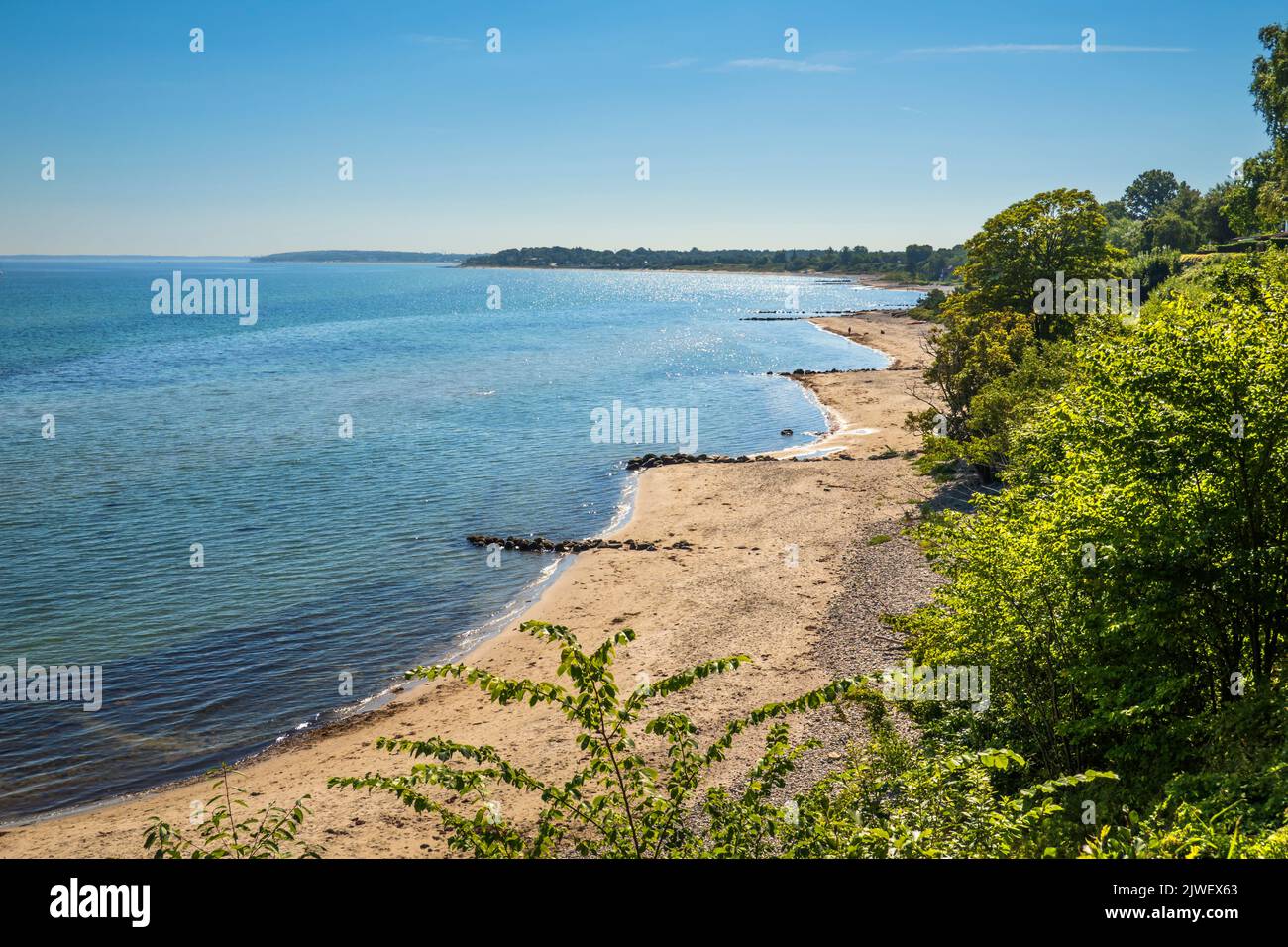 Vista a lo largo de la playa de Munkerup a Dronningmolle, Munkerup, Zelanda, Dinamarca, Europa Foto de stock