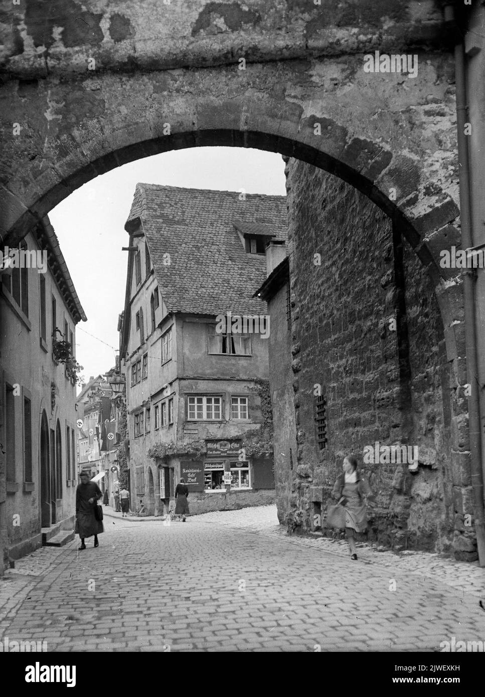 Ciudad medieval de Rothenburg ob der Tauber, Alemania 1933 con banderas swasika nazis en los edificios Deutschland Foto de stock