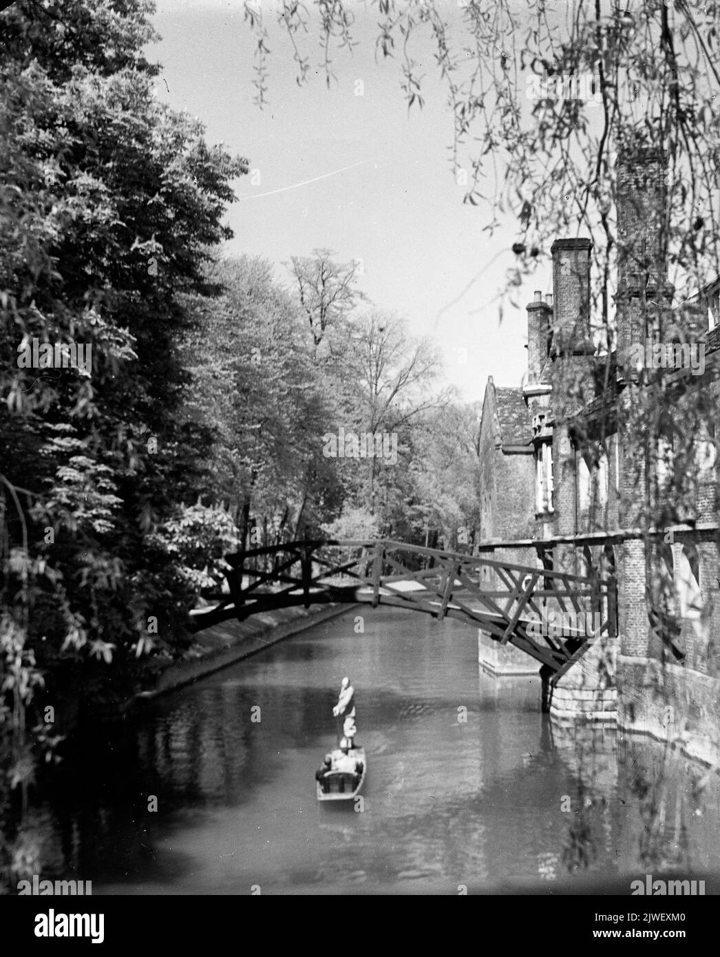 El río de puente matemático Cam en Cambridge, Inglaterra, Reino Unido en 1930 Foto de stock