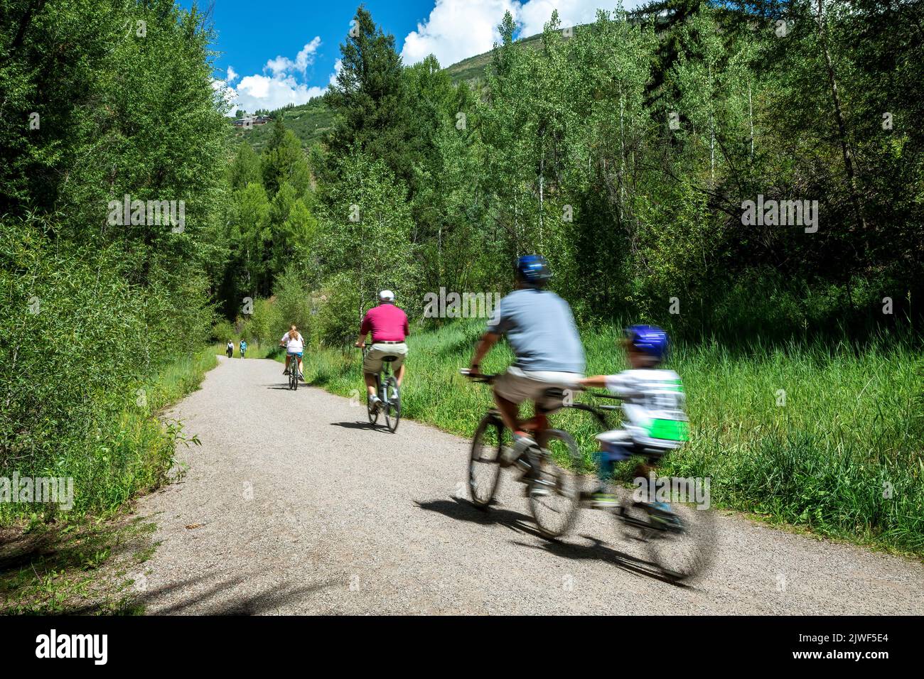 Ciclistas en Rio Grande Trail, Aspen, Colorado, EE.UU. Foto de stock