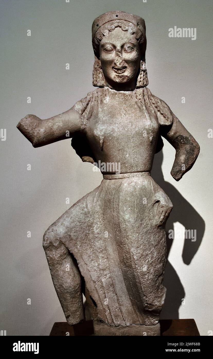 Estatua de mármol de Nike, encontrada en Delos, Cyclades. CA. 550 AC. Museo Arqueológico Nacional de Atenas. Foto de stock